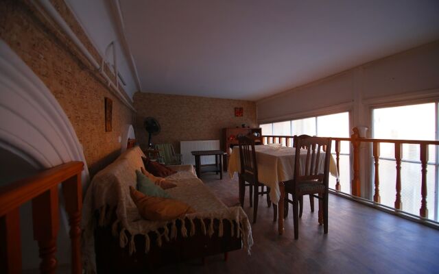 Leon Rooms