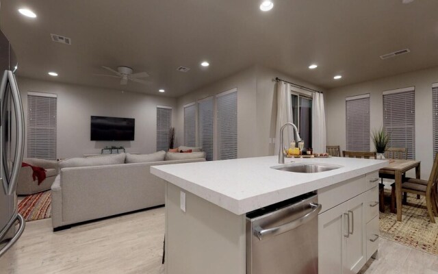 Arroyo Casita 4 Bedroom Townhouse by RedAwning