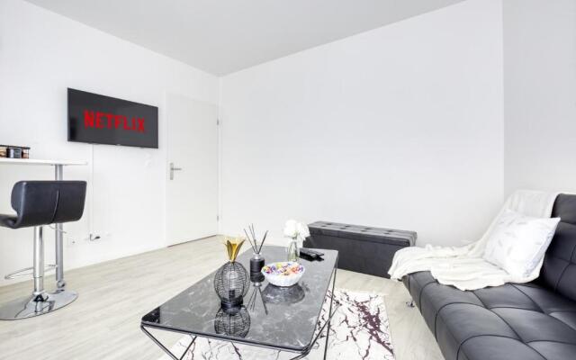 Studio élégant style black&white 5min gare Poissy