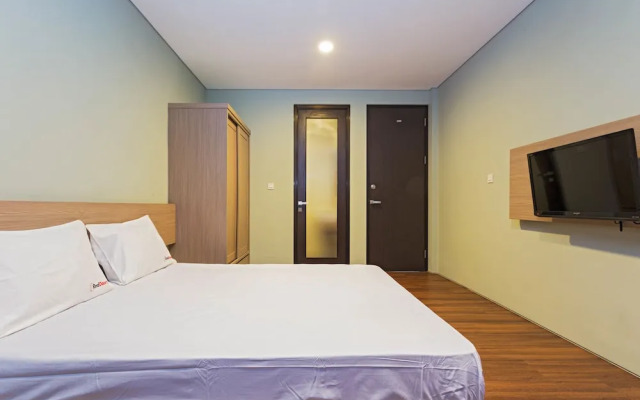 RedDoorz near Lippo Village