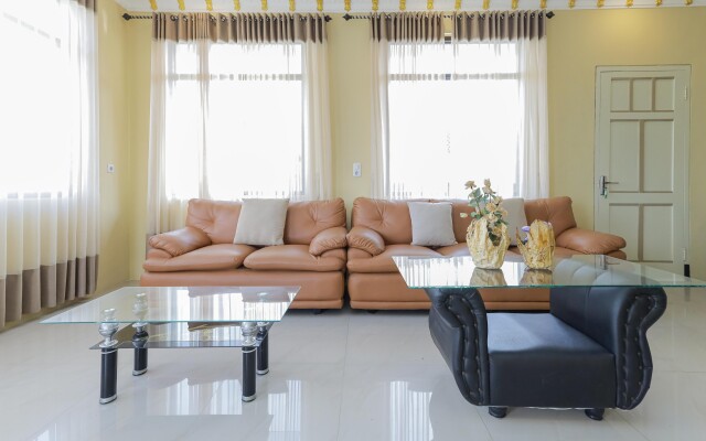 RedDoorz Plus @ Villa Bontes Batu