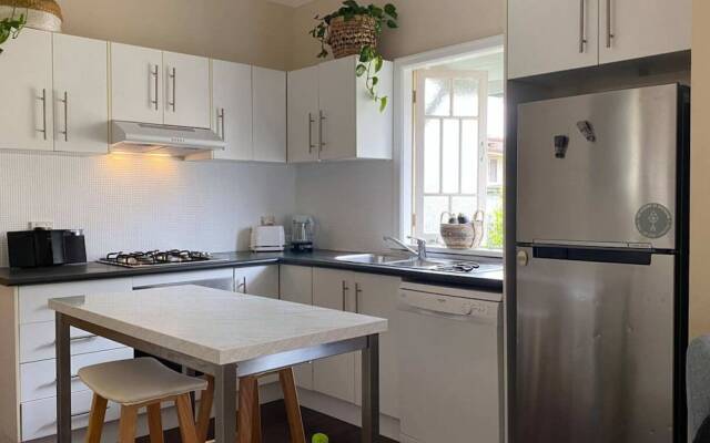 Lovely 2 Bedroom Terrace House in West End