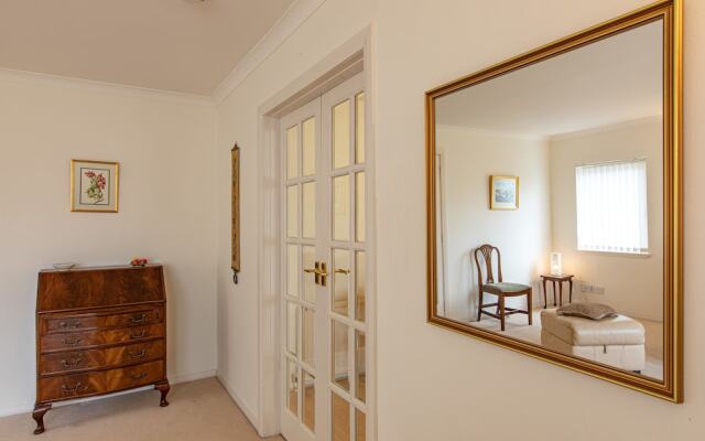 Cults Court Apartment