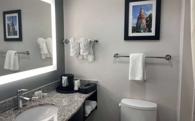 La Quinta Inn & Suites by Wyndham Tulsa Midtown Hotel