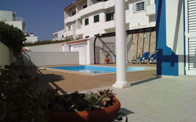 Ericeira Chill Hill Hostel & Private Rooms - Sea Food