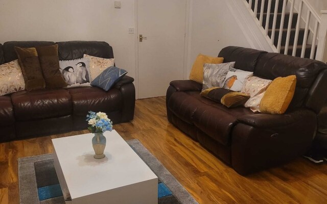 Exquisite 3-bed Royal Pearl Home in Greater London