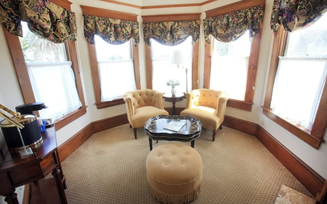 The Charles Pacific Grove - Artfully Designed Inclusive Inn