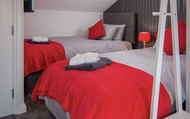 2 Bedrooms Sleeps 6 Near Top Blackpool Attractions