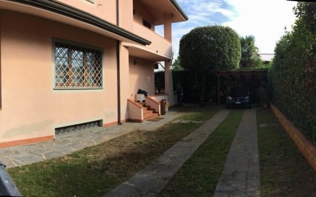 House With 2 Bedrooms in Forte dei Marmi, With Enclosed Garden and Wif
