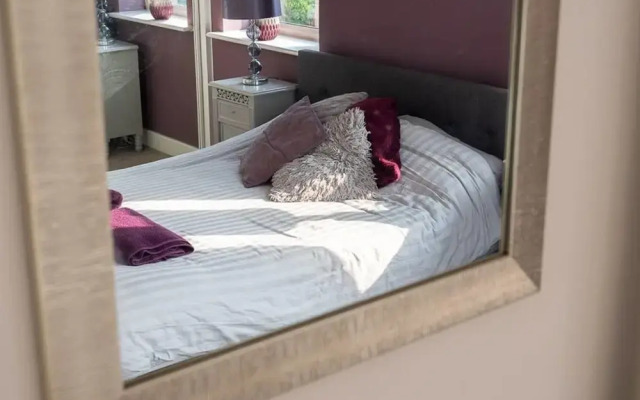 Modern Canalside City Townhouse - Parking & Garden