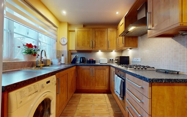 Impeccable 4-bed House in London