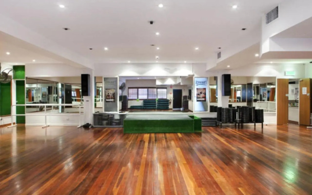 Cool Noosa Home. Central location. A/C. Gym. WIFI. Netflix