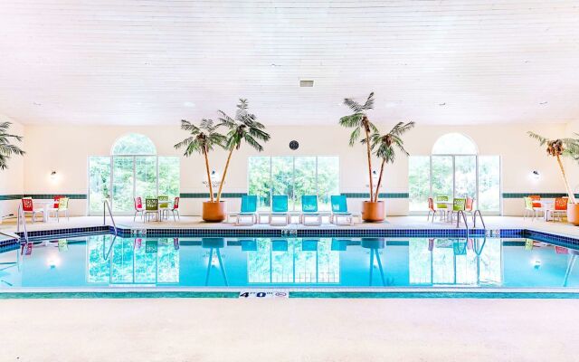 Country Inn & Suites by Radisson, Appleton Airport - Fox River Mall Area