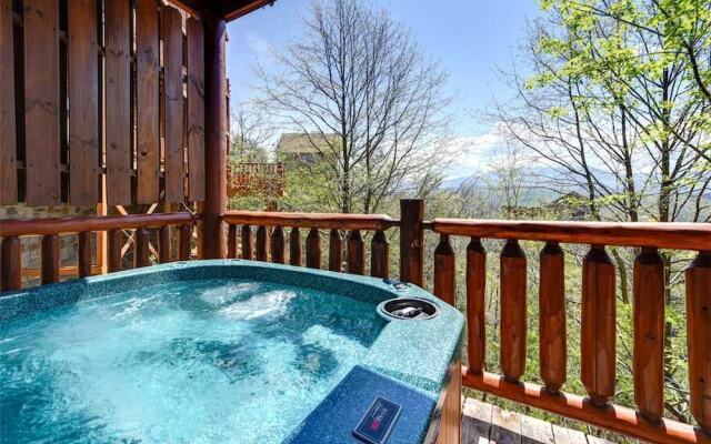 Mountaintop Lodge - Eight Bedroom Cabin