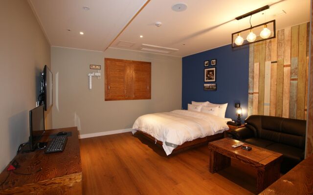 River Hotel