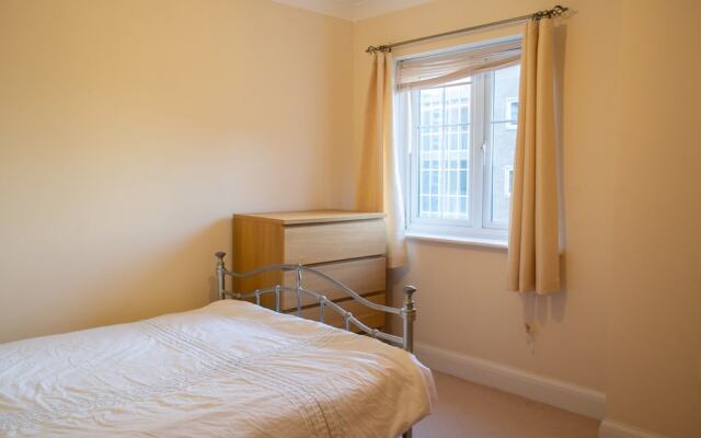 Bright 2 Bedroom Flat With Parking in Oxford