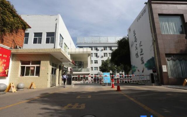 Xinyang Construction Road Hotel