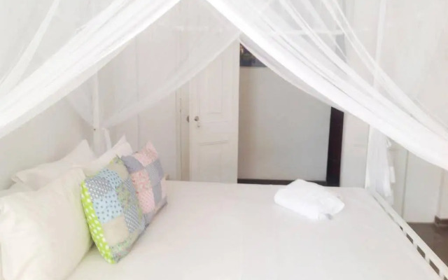 Colombo 7 - A Charming White Room