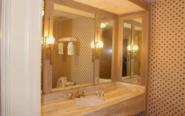 Roberts Riverwalk Urban Resort Hotel