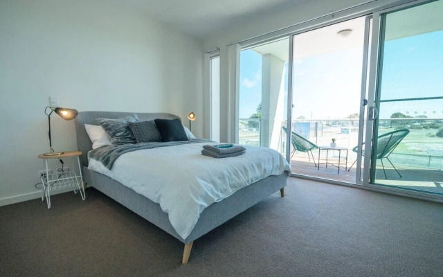 The Cove @ New Port-Pool - Spa - Sauna - Gym & More