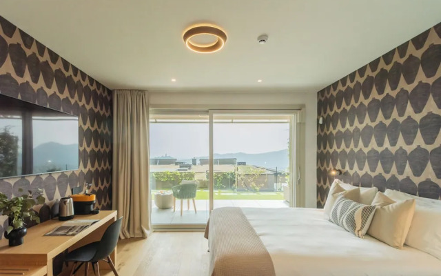 Pureview Luxury Suites, with breakfast & pool