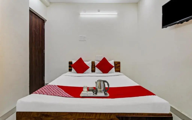 Oyo Flagship 93292 Hotel White House