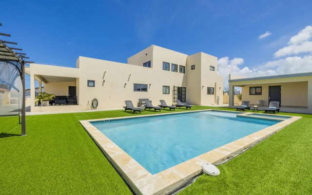 NEW 4br4ba Villa Across of Palmbeach w Pvt Pool