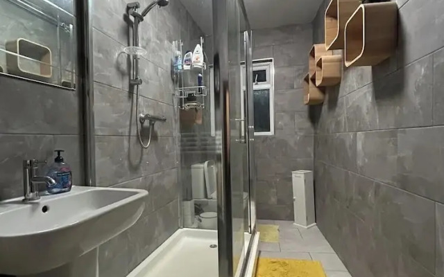 Gloucester - 2 Bed House - Sleeps 7 - Pet Friendly