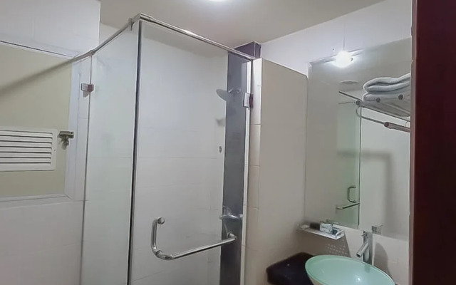RedDoorz Premium @ Hotel Green Wattana Sentul