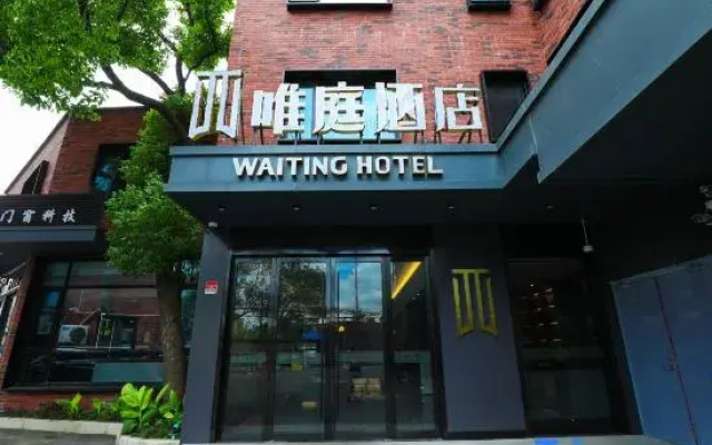 Waiting Hotel (Shanghai Dachang Town Subway Station Store)