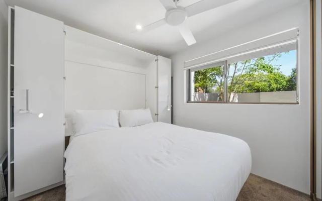 Spacious Bright Apartment With Courtyard and BBQ – Guest Rooms – Kingston