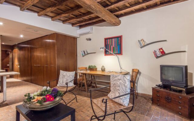 Elegant Campo dei Fiori