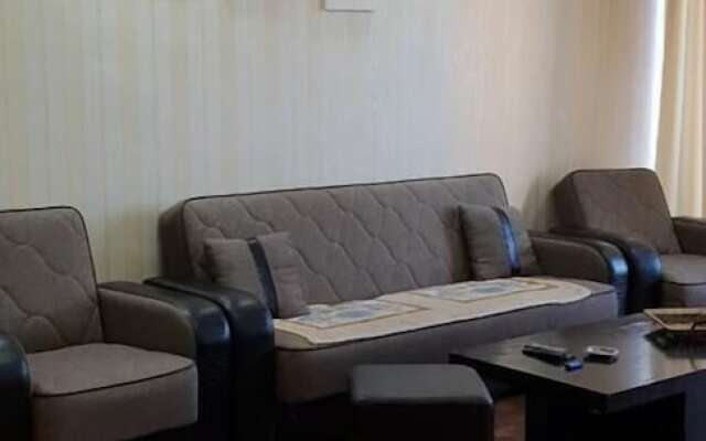 Apartment on Kandelaki Str.