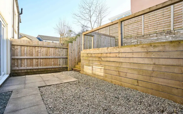 Host Stay Snowdrop Crescent II