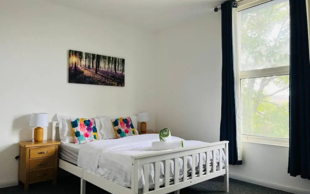 Stunning 2-bed House in Chatham