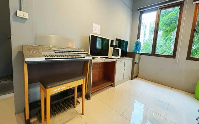 OYO 75465 Lucky Hoste