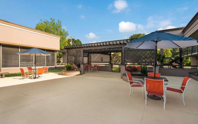 Clarion Inn & Suites Russellville I-40