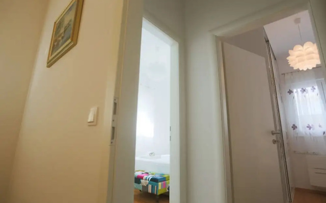 Lovely 4 Star 3-bed Apartment in Podstrana