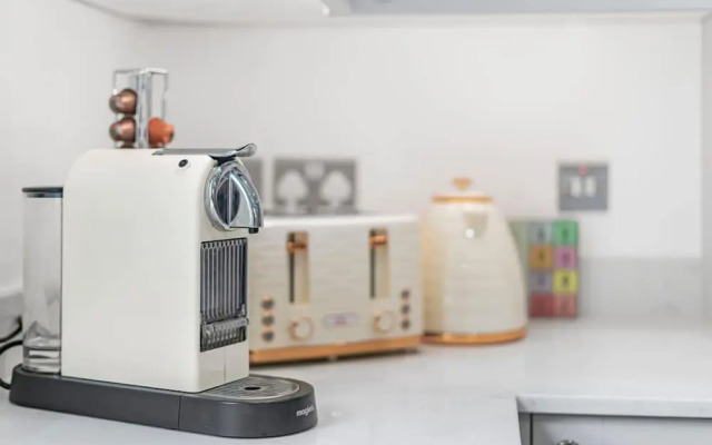 Modern 5-bed Home in Maida Vale