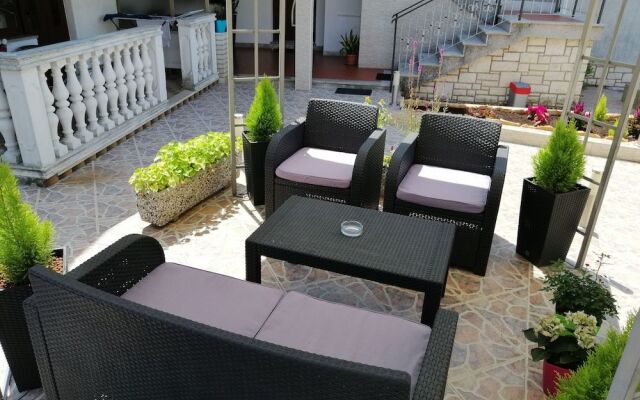 Viktor Rooms and Apartments