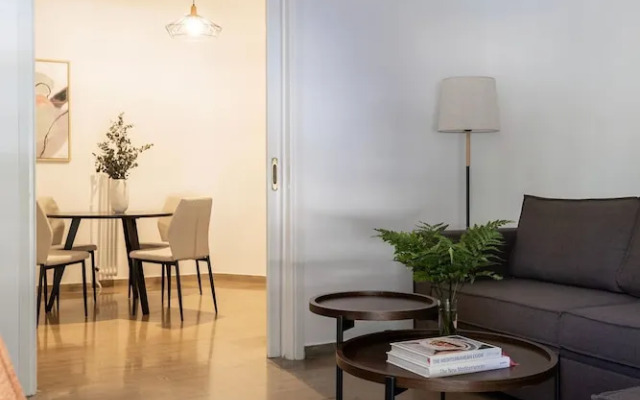 Stylish 1BR Retreat Near Alimos Beach Tram