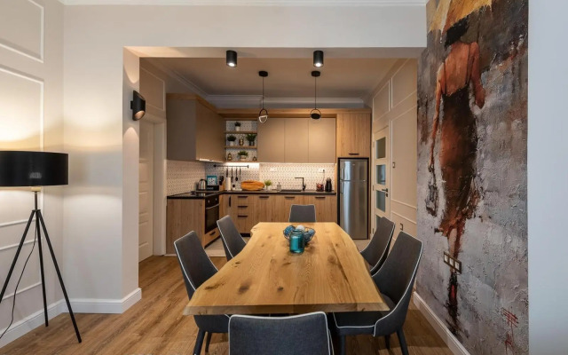 LUXURY & UNIQUE - TOP CENTER Apt. - 3BDR & 2 Baths