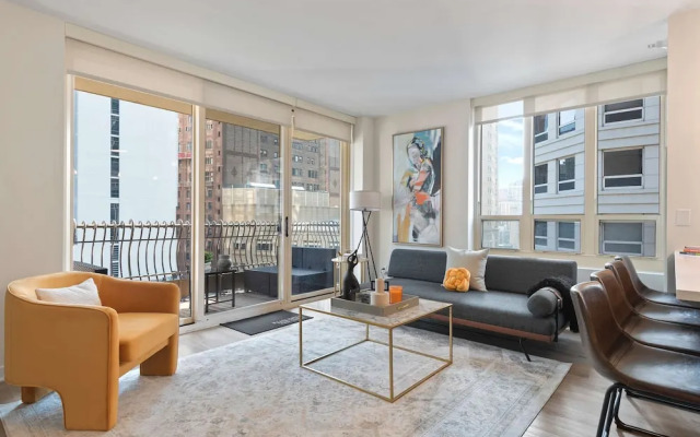 Near Riverwalk 2BR Private Balcony Downtown