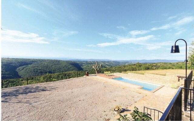 Nice Home in Gracisce With 6 Bedrooms, Internet and Outdoor Swimming Pool
