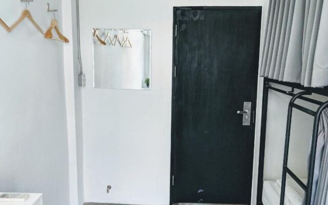 HOLY SHEET Hostel