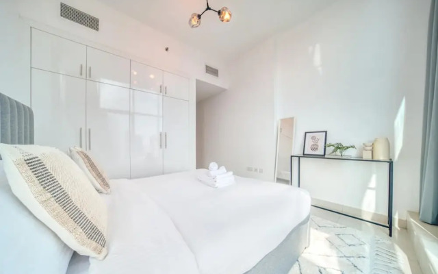 Premium 2BR Apt w Marina Views