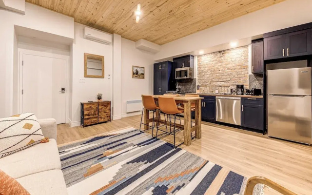 Historic Two Bedroom Facing Parliament
