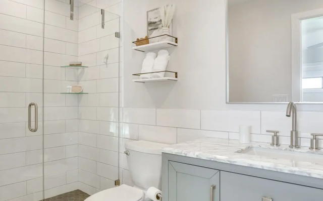 Lakeland Retreat w/ Private Pool & Yard Games!
