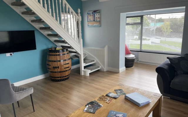Beautiful 3-bed House in Sunny Killough Down