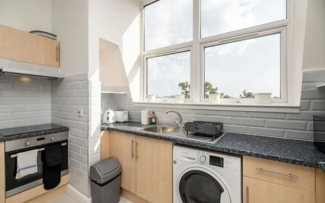 Cozy 2-Bedroom Flat in West London